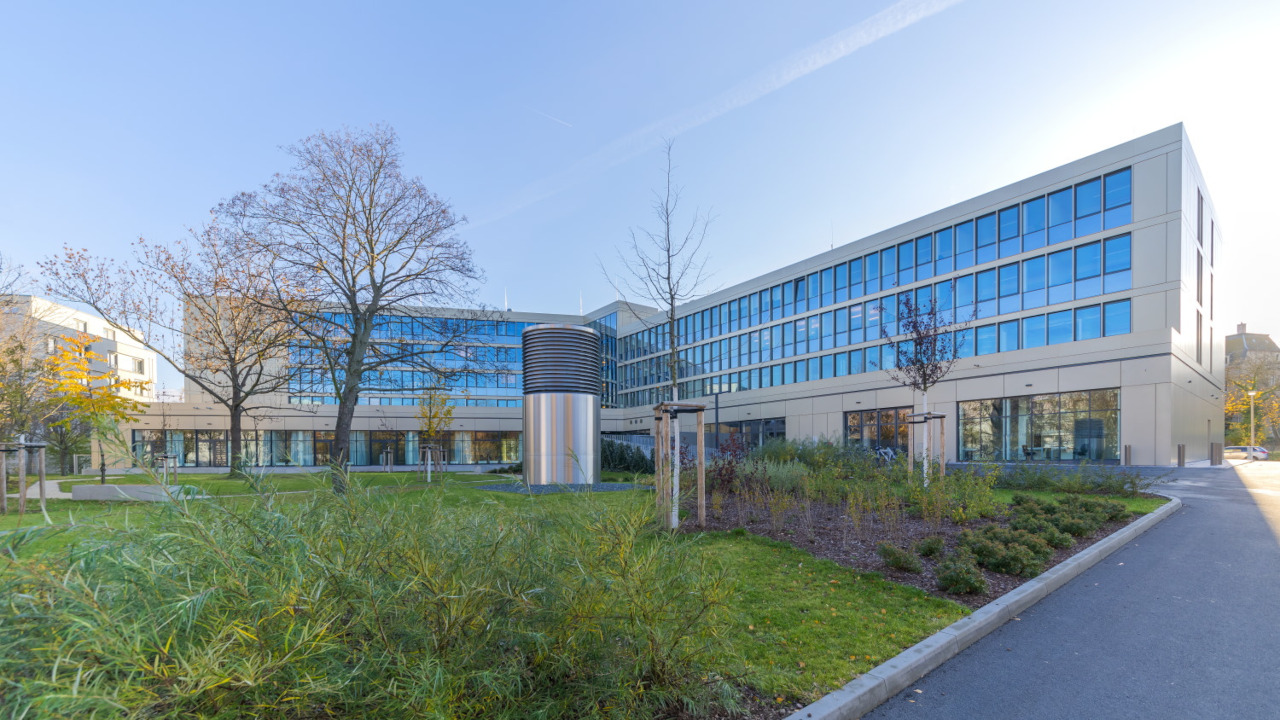 Deutlich verbesserte Arbeitsbedingungen und neue Laborflächen für den Institutsteil Entwicklung Adaptiver Systeme EAS des Fraunhofer IIS in Dresden seit Sommer 2021 durch den Umzug ins neue Institutsgebäude.