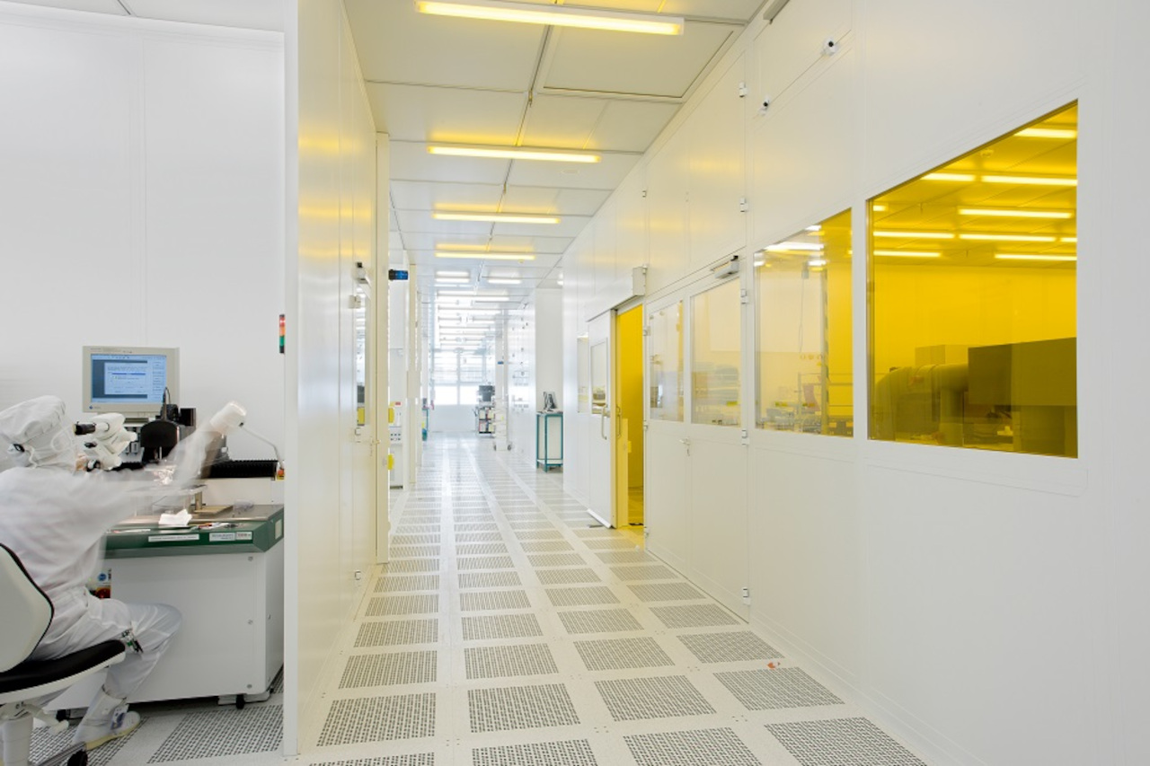 In 2007, the construction measures for the expansion and modernization of Fraunhofer IPMS were completed after a two-year construction period. On September 10, 2007, the institute celebrated the inauguration of the renewed institute building and the new clean room.