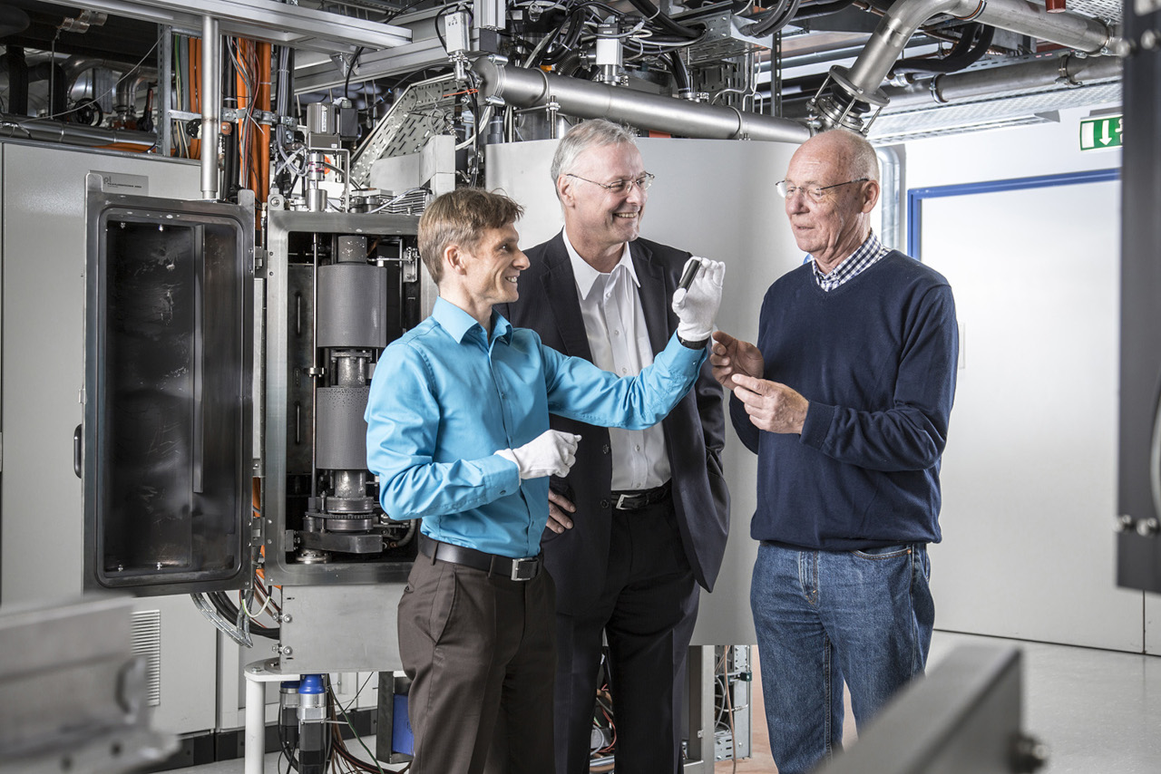With the Laser-Arc process, Dr. Volker Weihnacht, Prof. Andreas Leson and Dr. Hans-Joachim Scheibe succeed in depositing low-friction, wear-resistant coatings on components (f. l. to r.).