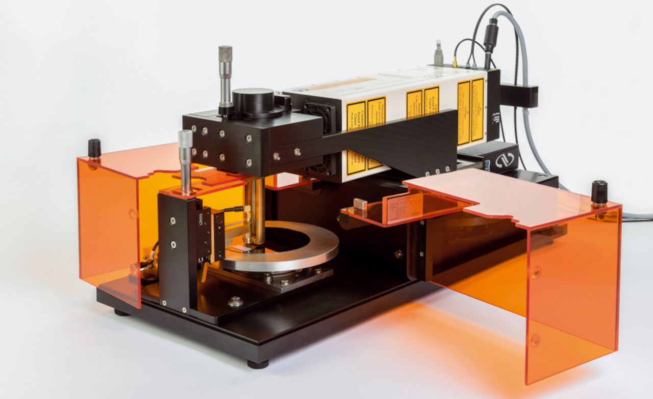 Die laserakustische Prüfung ermöglicht eine zerstörungsfreie Oberflächen- und Schichtcharakterisierung von sowohl Schichten mit wenigen Nanometern Dicke wie auch Schichten einer Dicke von hundert Mikrometern.