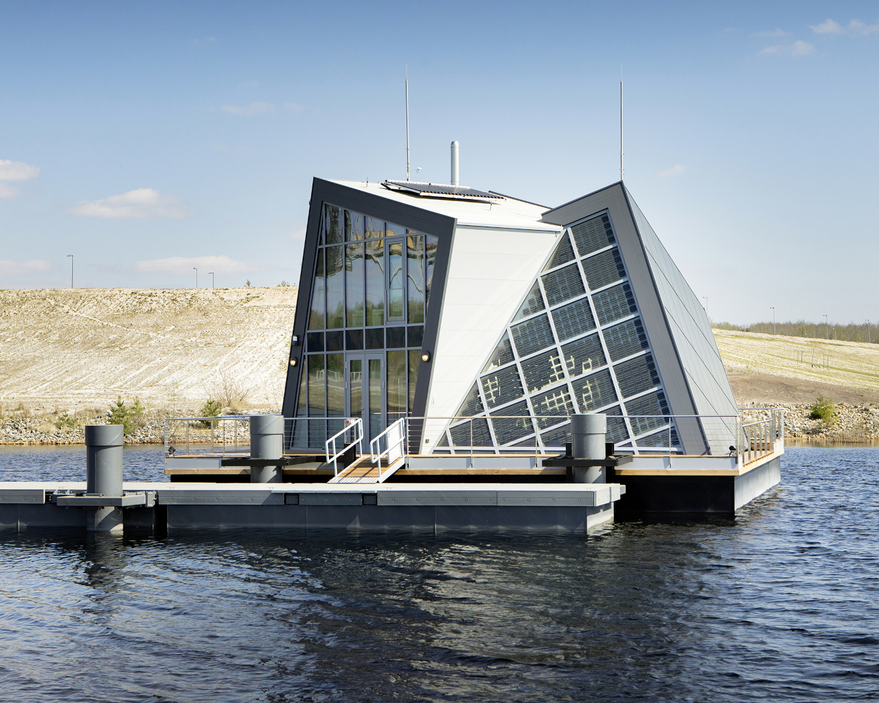 Das autartec®-Haus auf dem Begheider See am Fuß des Besucherberwerks F60.