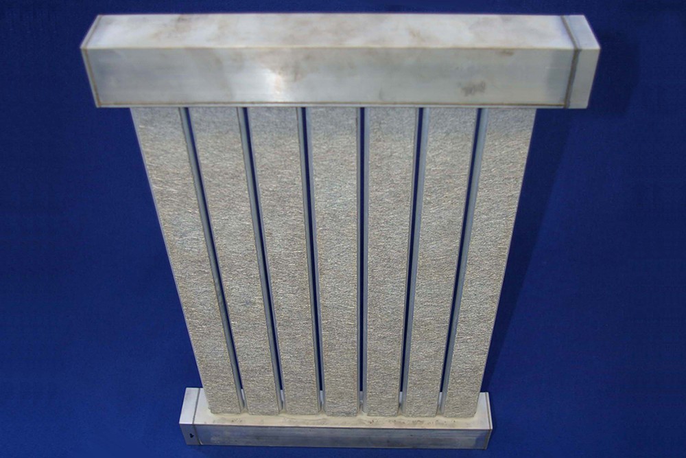 Wärmeübertrager mit aufgelöteten Aluminium-Faserstrukturen.