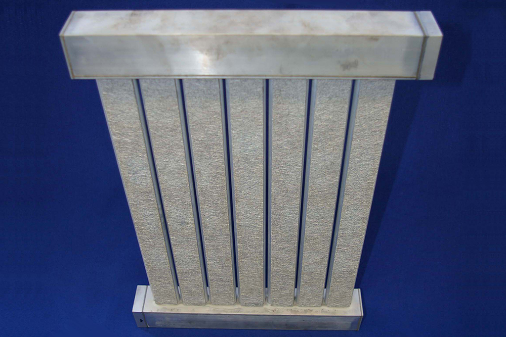 Wärmeübertrager mit aufgelöteten Aluminium-Faserstrukturen.