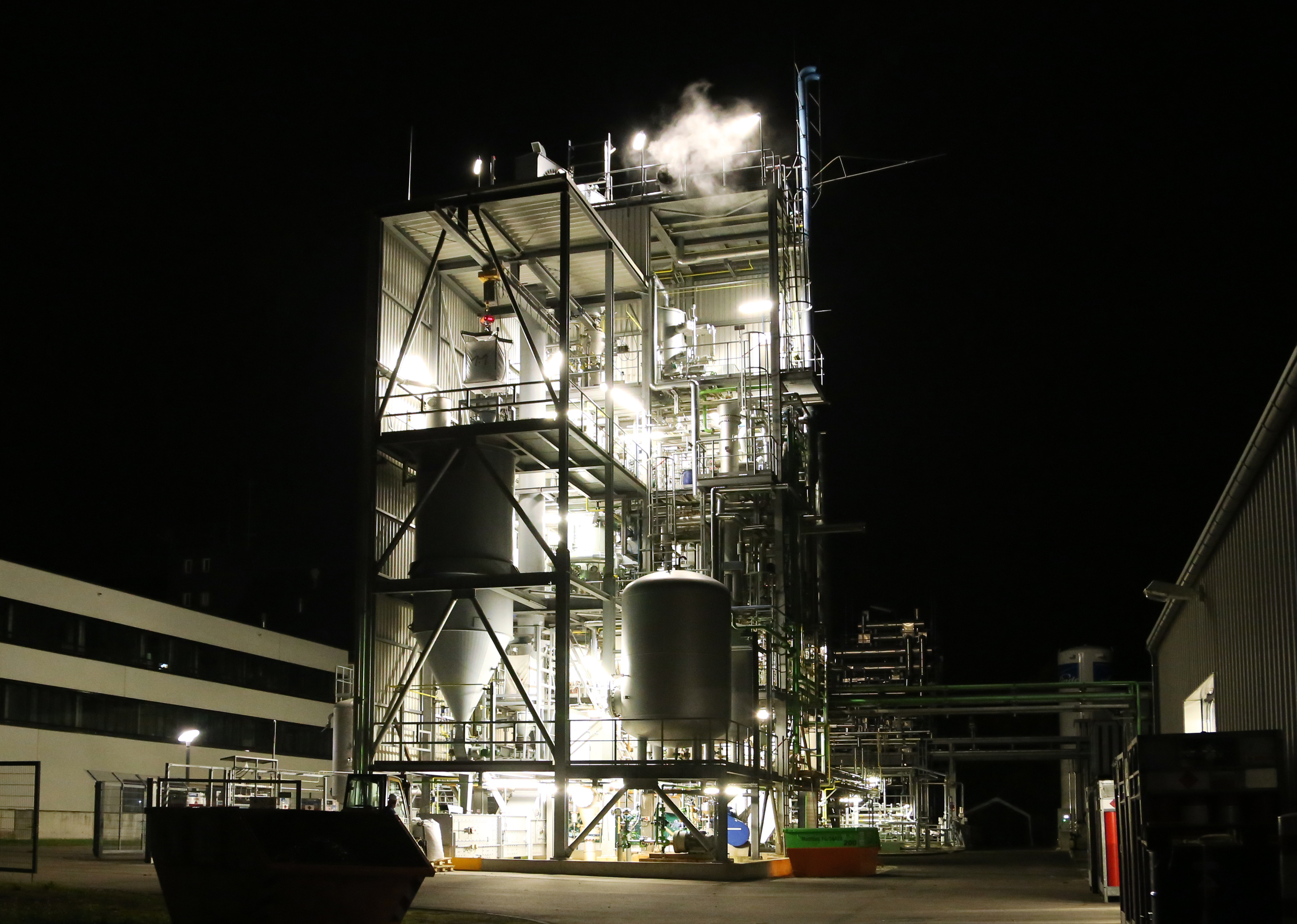 Die Forschungsgruppe Kohlenstoff-Kreislauf-Technologien KKT des Fraunhofer-Instituts für Keramische Technologien und Systeme IKTS in Freiberg optimiert chemische Recyclingverfahren und erprobt diese im großtechnischen Maßstab.