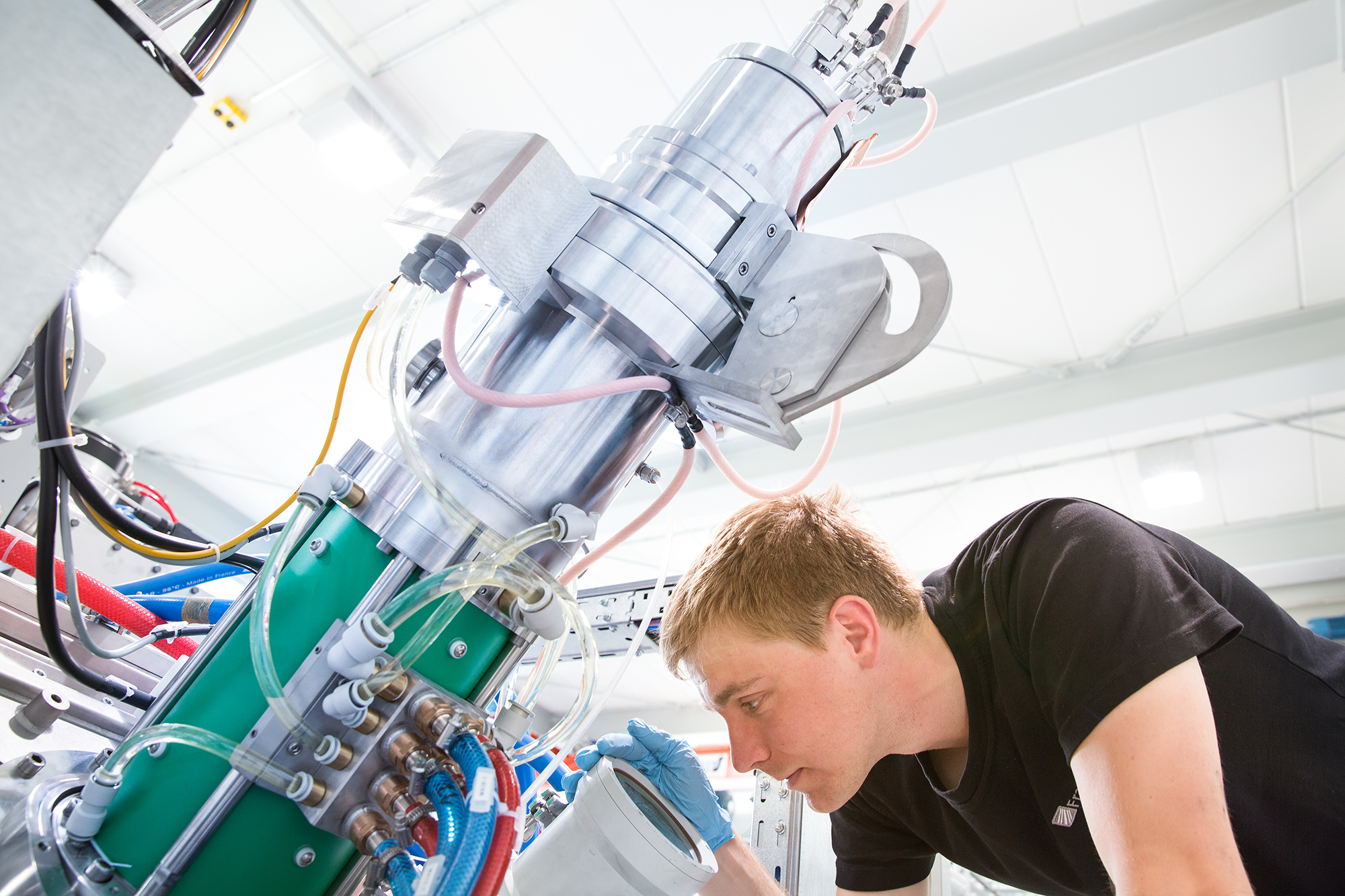 Wer neugierig ist, Elektronen einmal fliegen zu sehen und einen »Durchblick unter Strom« zu erhalten, dem wird dies am Fraunhofer FEP ermöglicht.