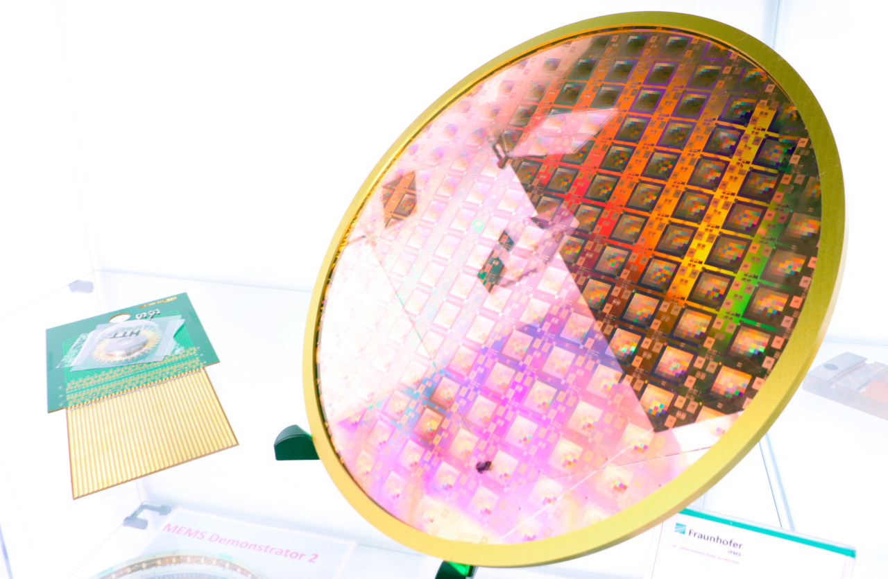 With the Center Nanoelectronic Technologies (CNT), Fraunhofer IPMS conducts applied research on 300 mm wafers for microchip producers, suppliers, equipment manufacturers and R. u. E. partners.